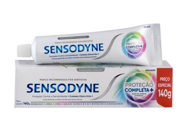 Sensodyne Diş macunu Tam Koruma 140g paket, beyaz arkaplan