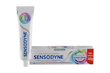 Sensodyne Diş macunu Tam Koruma 140g paket, beyaz arkaplan