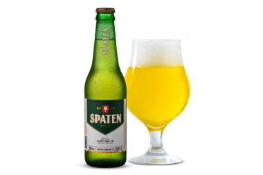 Spaten bira, bira şişesi ve soğuk birayla beyaz arka planda bir bardak.