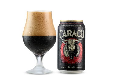 Cerveja CARACU 350 ml kutu ve beyaz arka planda bir bardak dolusu soğuk bira.