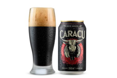 Cerveja CARACU 350 ml kutu ve beyaz arka planda bir bardak dolusu soğuk bira.