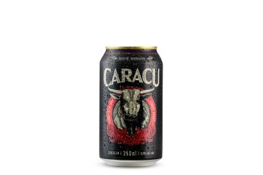 Cerveja CARACU. Beyaz arka planda 350 ml soğuk bira.