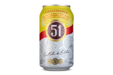 51 kutu soğuk kahve, beyaz arka planda izole edilmiş.