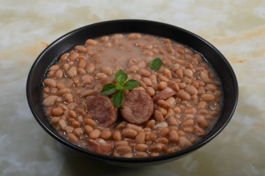 Brezilya fasulyesi Bir kase doyurucu fasulye, sosis ve lezzet