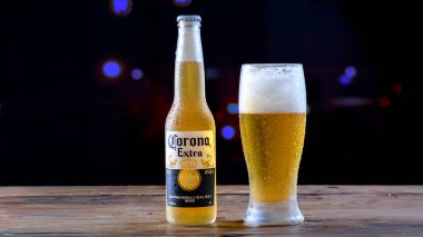 Paulo, Brezilya - 15 Ağustos 2025 - Corona Ekstra bira şişesi ve cam