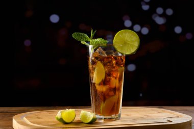 Küba Libre kokteylini limon ve naneli garnitürle tazeliyorum.