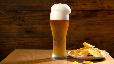 Tahta Masada Dolu Bira Kadehi