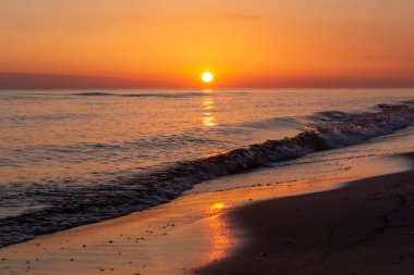 Baltık Denizi sahilinde gün doğumu