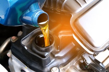 Motor otomobiline yakıt ikmali ve yağ kalitesi aktarım ve onarım ekipmanları. Enerji yakıt kavramı..