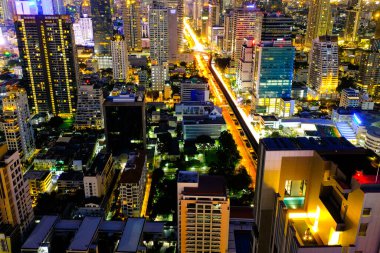 10 Aralık 2019, modern şehir trafiğinin ve akşamları Bangkok 'taki yüksek binaların fotoğrafları.