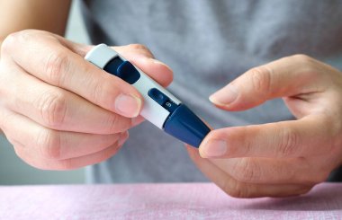 İnsanların elleri diyabet ve yüksek kan şekeri monitörlerini dijital basınç göstergesi ile kontrol ediyor. Sağlık ve Tıp Konsepti.