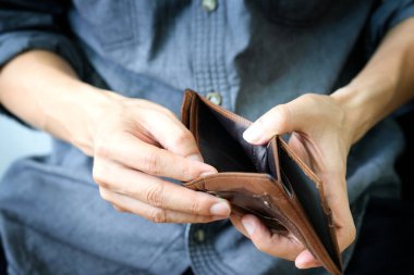 yaşlılar el cebi açık, iş cüzdanında para yok, yoksulluk kavramı,