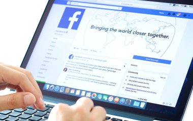 5 Ağustos 2019 'da Bangkok, Tayland' lı gençler bilgisayarlı internet kullanıyor. Facebook sosyal ağ hizmeti. Dünyadan bilgi almak için internette dolaşıyor..