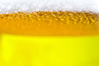 Arka planda bira köpüklü soğuk biralar partide bardağın üstünde