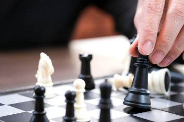 Rekabetteki insanların elleri ve şah mat tahtasında stratejik planlama kılavuzları. Başardık!