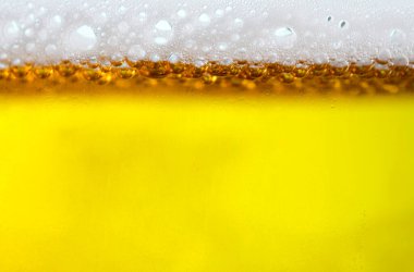Arka planda bira köpüklü soğuk biralar partide bardağın üstünde