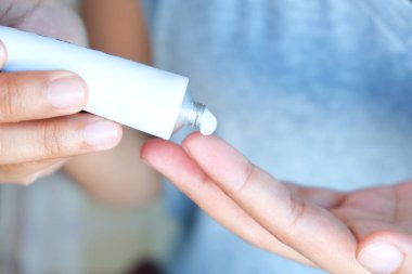 Kadının eli, steroid kullanıyor. Dış tipi uygula.