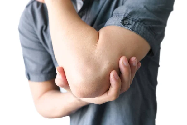 人は彼らの肘を保持するために彼らの手を使用し 彼は肘に痛みを持っていた 痛みを伴う健康と医療の概念 — ストック写真