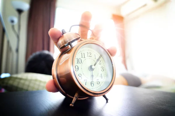 Homem Dormir Num Quarto Férias Mão Segurando Despertador Manhã Conceito — Fotografia de Stock