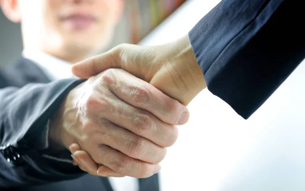 Hand Hand Met Zakenpartners Zakenpartners Vertrouwen Relaties Toekomstige Commerciële Investeringsdoelen — Stockfoto