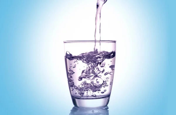 Tiszta Víz Egészség Érdekében Friss Tiszta Vizet Öntök Egy Pohárba — Stock Fotó