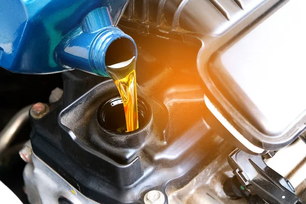 Tankning Och Hällning Olja Kvalitet Motorbilen Transmission Maintenance Gear Energy — Stockfoto