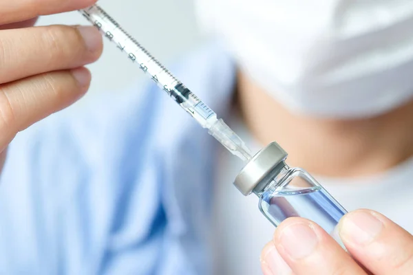 医生的手在医院拿着一个注射器和一个蓝色的疫苗瓶 健康和医疗概念 — 图库照片