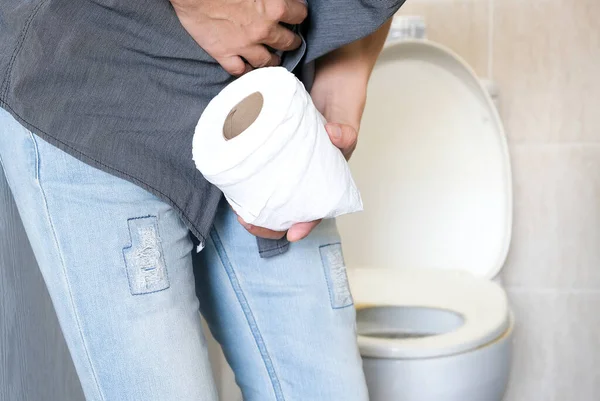 Рука Людини Він Тримає Рулон Туалетного Паперу Йде Ванну Туалетний — стокове фото