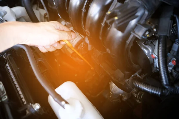 Técnico Manutenção Carro Ele Está Verificando Motor Automático Centro Inspeção — Fotografia de Stock