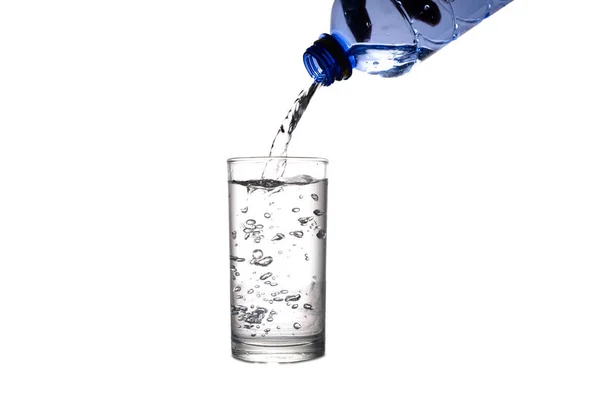 Sağlıklı Olmak Için Temiz Taze Suyu Sürahiden Bardağa Dökerek — Stok fotoğraf