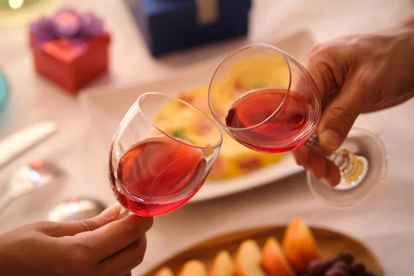 Mão Celebrar Com Sucesso Com Vinho Tinto Festa Jovem Brinde — Fotografia de Stock