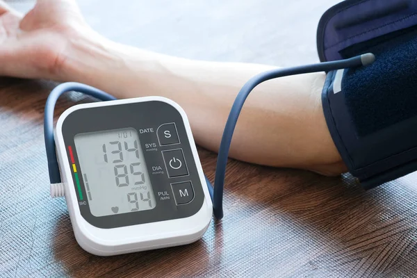 Mens Controleert Bloeddrukmeter Hartslagmeter Met Digitale Manometer Gezondheidszorg Medisch Concept — Stockfoto