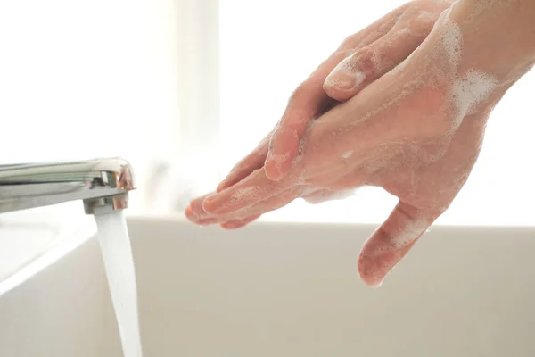 Dłoń Pięknej Kobiety Umyć Ręce Umywalce Pianką Oczyścić Skórę Mieć — Zdjęcie stockowe