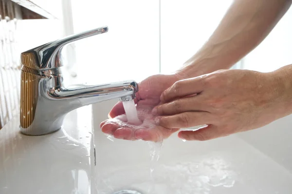 Hand Van Schoonheid Vrouw Wassen Handen Wastafel Met Schuim Reinigen — Stockfoto
