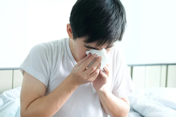 Kranker Mann Ist Grippe Benutzt Eine Papierserviette Und Hat Eine — Stockfoto