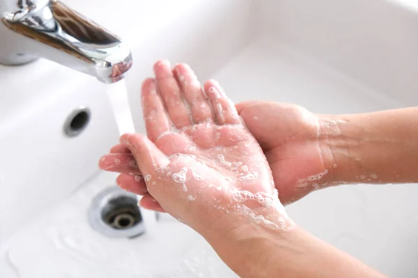 Dłoń Pięknej Kobiety Umyć Ręce Umywalce Pianką Oczyścić Skórę Mieć — Zdjęcie stockowe