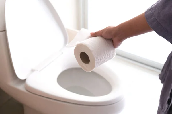 Kobieca Ręka Trzyma Papier Toaletowy Wpada Toalety Tło Łazienki Toaleta — Zdjęcie stockowe