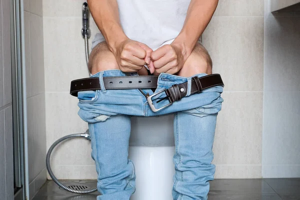 Homme Assis Dans Cuvette Des Toilettes Dans Salle Bain Maison — Photo
