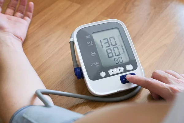Man Check Blutdruckmessgerät Und Pulsmesser Mit Digitalem Manometer Gesundheitswesen Und — Stockfoto