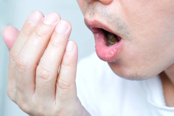 Saúde Oral Homens Usam Mãos Para Verificar Mau Hálito Respirar — Fotografia de Stock