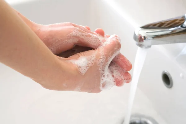 Skönhetskvinnans Hand Tvättar Händerna Handfatet Med Skum Rengör Huden Och — Stockfoto