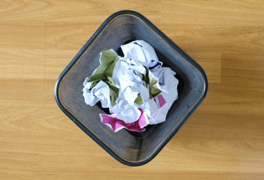 Ofiste bir sürü buruşuk kağıt topu siyah çöpe atmak. Geri dönüşüm kullanabilir ya da yeniden kullanılabilir.