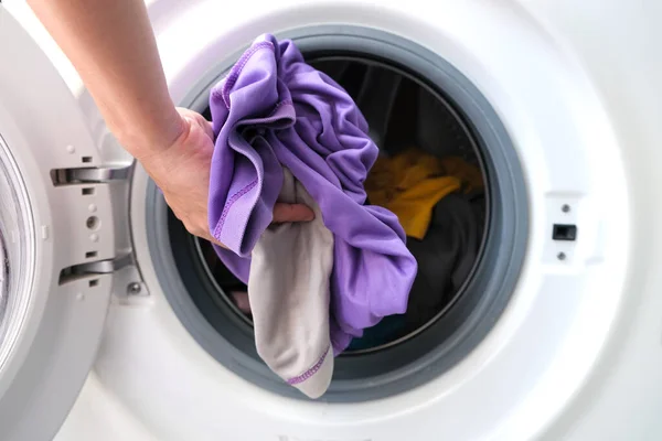Kvinnans Hand Plocka Upp Kläder Tvättmaskin Rena Och Hälsosamma Koncept — Stockfoto