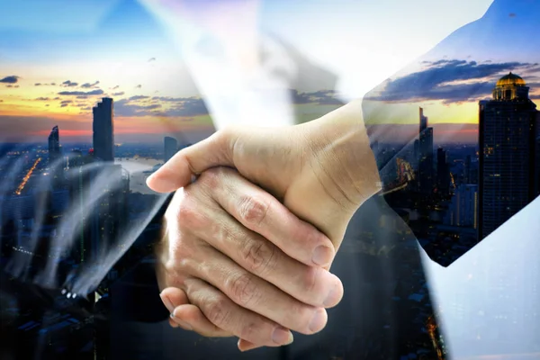 Händchenhalten Mit Geschäftspartnern Geschäftspartnern Vertrauen Beziehungen Zukünftige Geschäfts Und Investitionsziele — Stockfoto