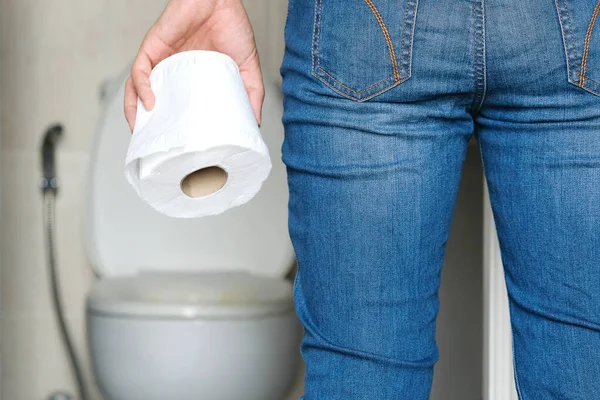 Ręka Mężczyzny Trzyma Rolkę Papieru Toaletowego Idąc Toalety Tło Toalety — Zdjęcie stockowe