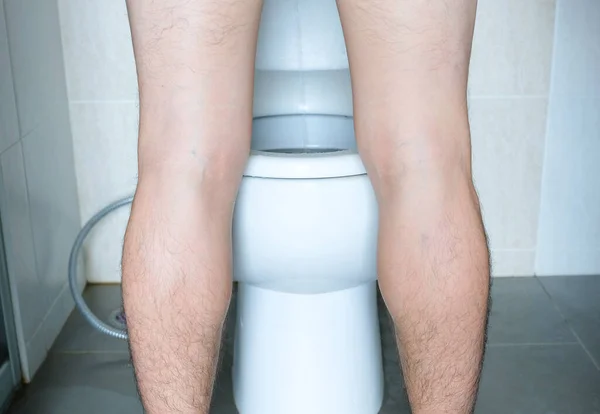 Widok Tyłu Noga Człowieka Sikającego Muszli Klozetowej Toalecie Domu Koncepcja — Zdjęcie stockowe
