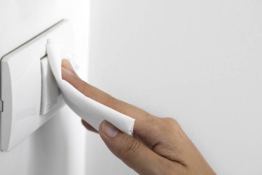 Kadınlar giysi, antiseptik ve virüs kullanır. Enfeksiyona maruz kalmanın yol açtığı düğmeyi açıp kapayarak temizledi..