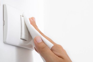 Kadınlar giysi, antiseptik ve virüs kullanır. Enfeksiyona maruz kalmanın yol açtığı düğmeyi açıp kapayarak temizledi..