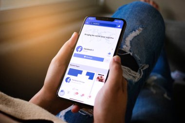 5 Aralık 2019 'da Bangkok, Tayland' lı gençler bilgisayarlı internet kullanıyor. Facebook sosyal ağ hizmeti. Dünyadan bilgi almak için internette geziniyor..