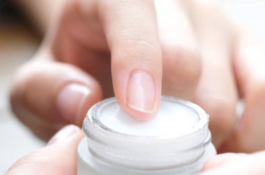 Nemlendirici krem ve serum tutan kadının eli. Güzellik ve Sağlık Konsepti.